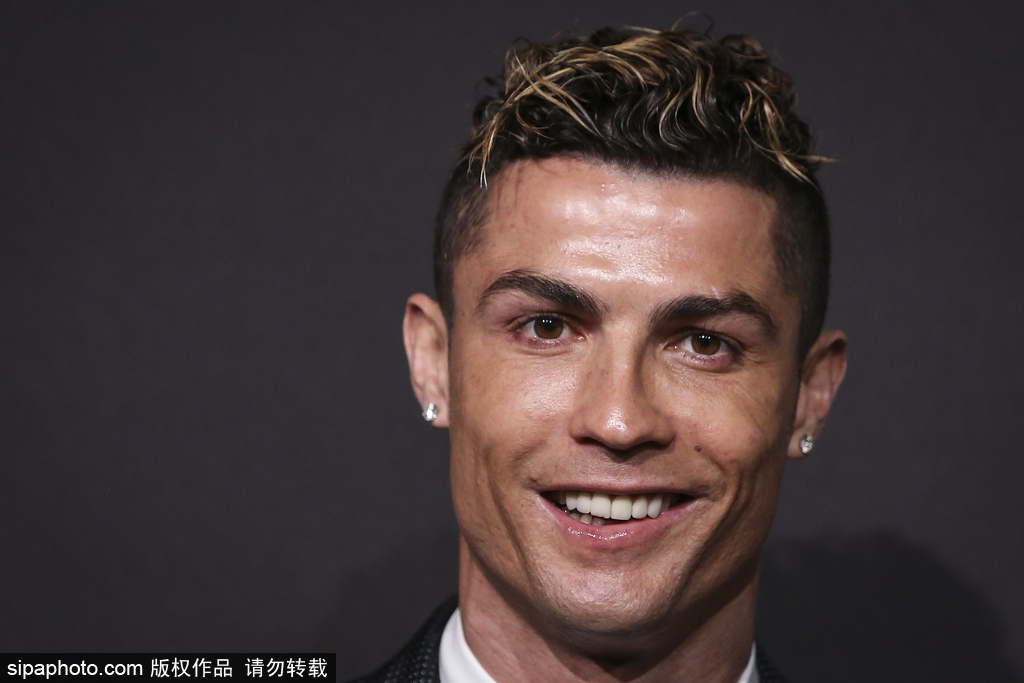 弗里克：亚马尔防守端表现也很积极，费兰是非常聪明的球员（弗里克：亚马尔防守同样积极，费兰踢球非常聪明）