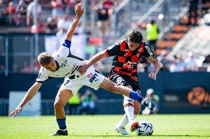 邮报：明年世界杯上下半场中段设强制补水时间，每次三分钟（邮报：明年世界杯每半场中段将设3分钟强制饮水暂停）