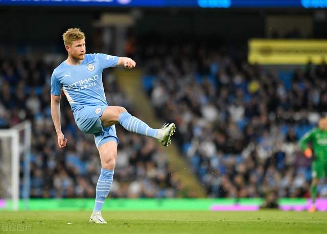 卡利亚里高空压制罗马防线屡失误，科内孤掌难鸣（卡利亚里空袭奏效，罗马后防频失误，科内难以回天）