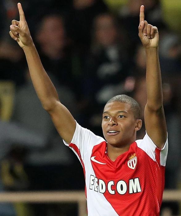 球星生日夜梅开二度，收获双喜（生日之夜两度破门，双喜临门）