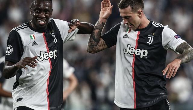 詹姆斯关键三分绝杀比赛（詹姆斯压哨三分绝杀）