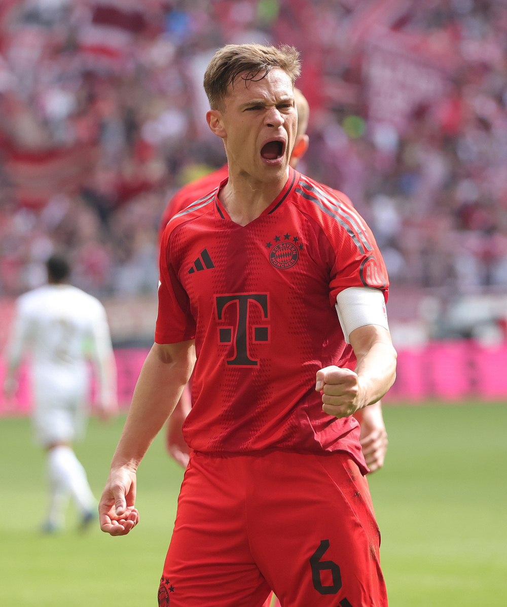 输掉国家德比后，河床球员萨拉斯用拳击打场内拍照的一名人员（国家德比失利后，河床球员萨拉斯拳击场内拍摄人员）