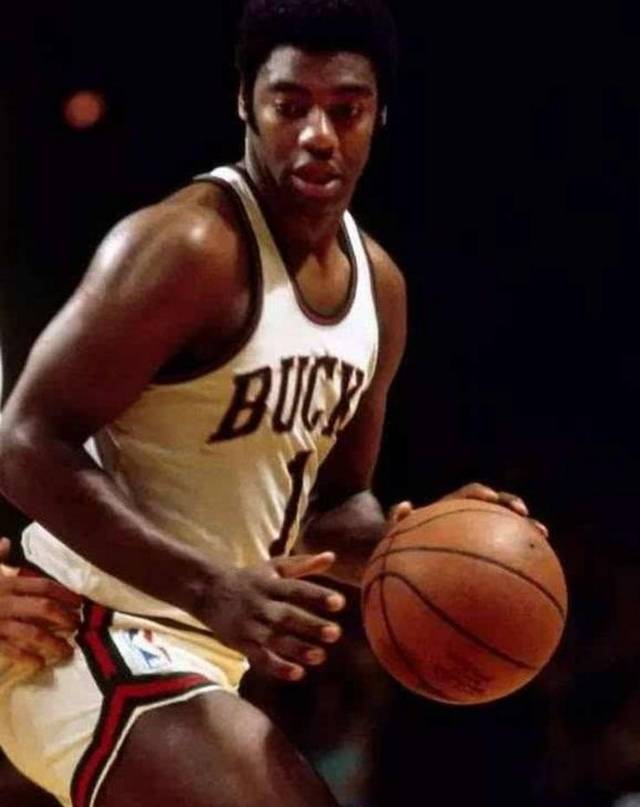 【NFL动态】旧金山49人正式宣布通过交易引入跑卫布莱恩-罗宾逊